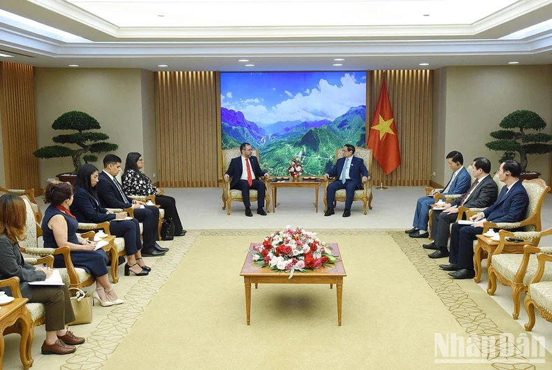 越南政府总理范明正会见委内瑞拉外交部长伊万·希尔·平托。（陈海 摄）
