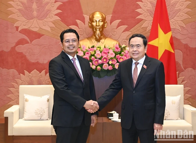越南国会主席陈青敏和印度尼西亚参议院副主席马胡丁。