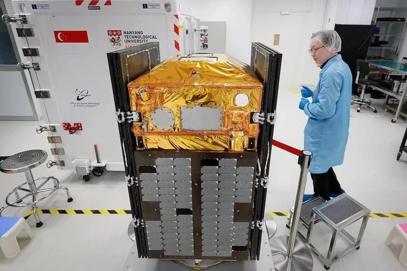 新加坡新建造首颗距离地球最近卫星。