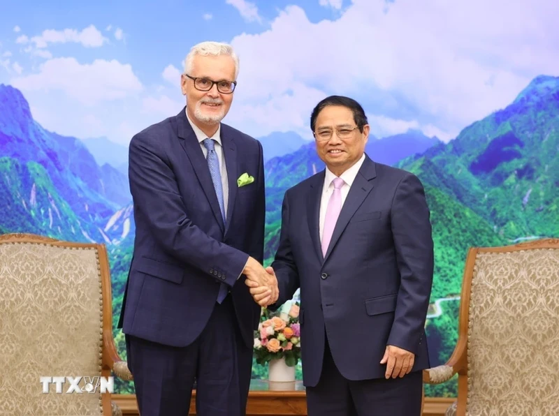 政府总理范明正会见前来拜别的德国驻越南大使吉多·希尔德纳。（图片来源：越通社）