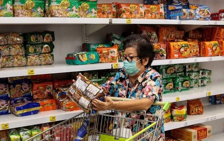 民众在泰国曼谷的一家超市购物。
