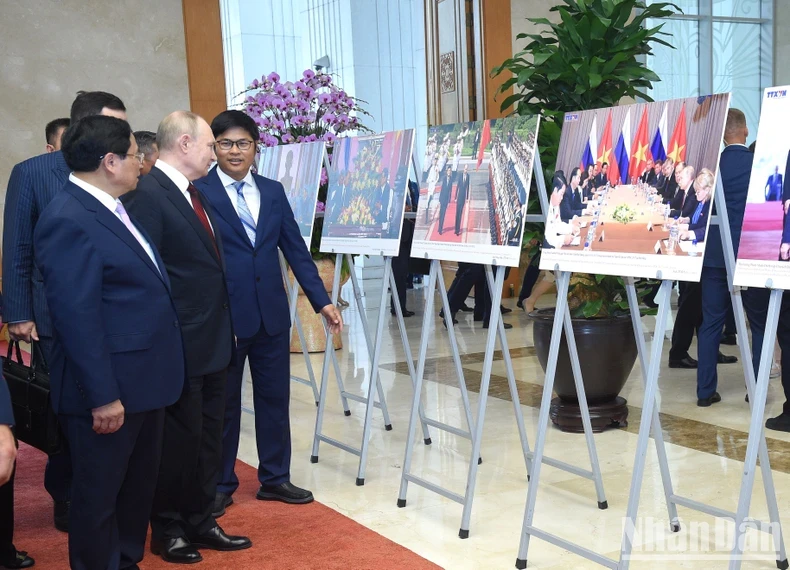 范明正总理向普京总统介绍越俄合作的图片。