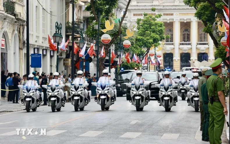 弗拉基米尔·普京总统的车队开往主席府。（图片来源：越通社）