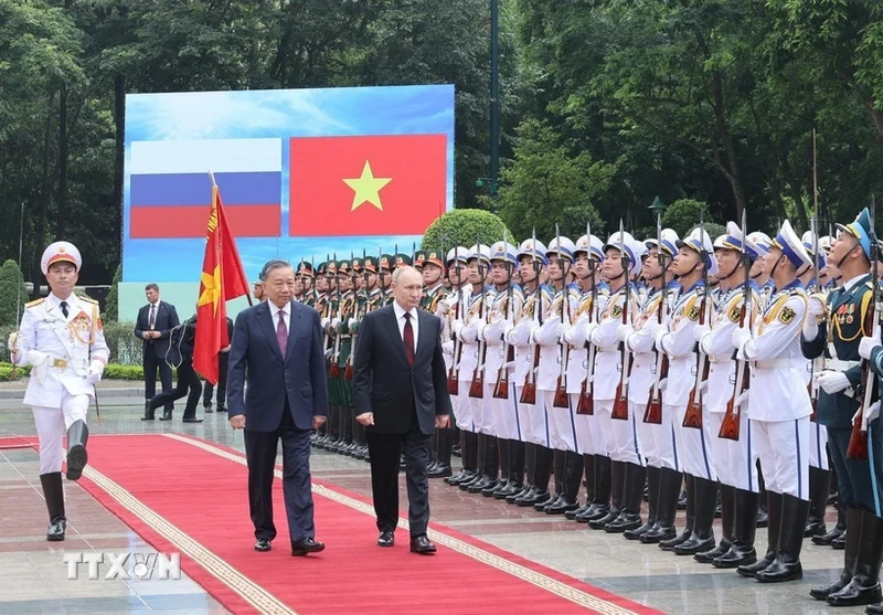 苏林主席和普京总统检阅越南人民军队仪仗队。（图片来源：越通社）