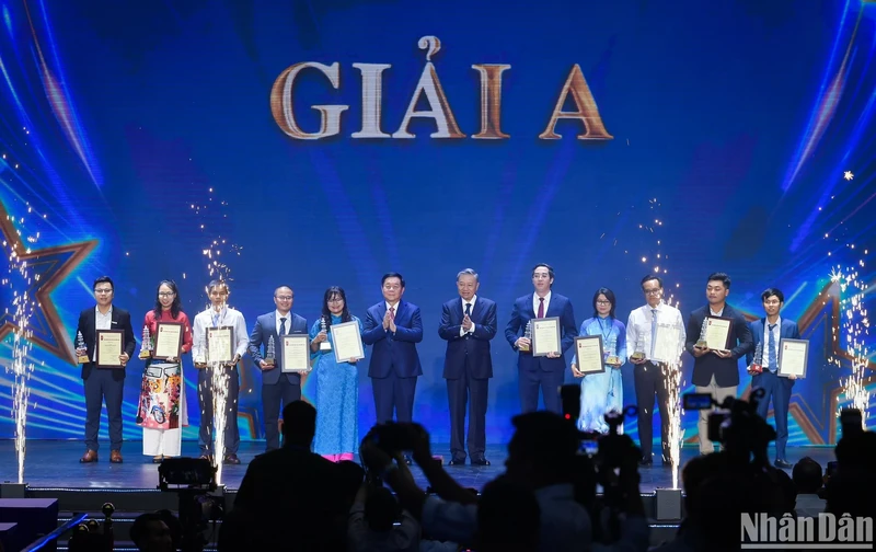 国家主席苏林颁发A等奖。