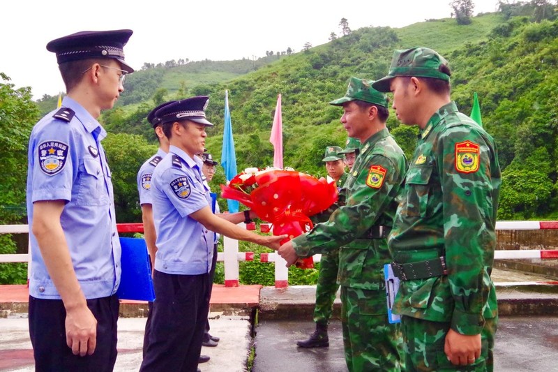 越南与中国在莱州省边界线上进行联合巡逻执法行动。