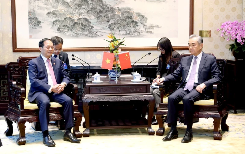 越南外交部部长裴青山会见中国外交部部长王毅。