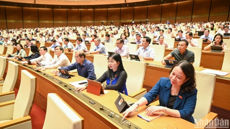 越南第十五届国会第七次会议：表决通过《道路交通秩序安全法》。（维玲 摄）