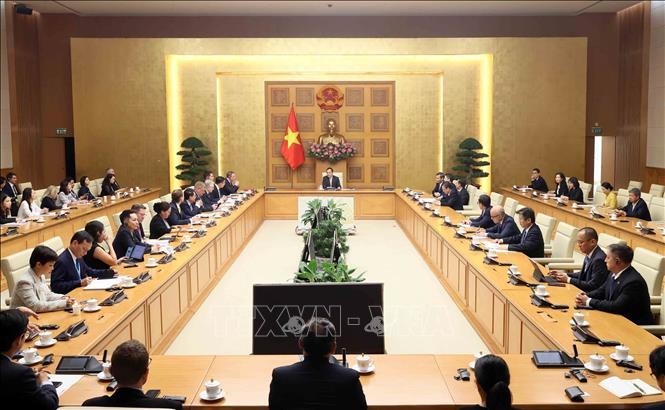 越南政府副总理陈流光在政府总部会见东盟-欧洲商务理事会企业代表团。