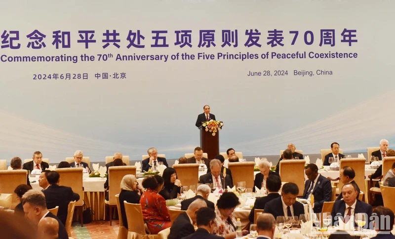 前越共中央总书记农德孟出席和平共处五项原则发表70周年纪念大会并发表讲话。
