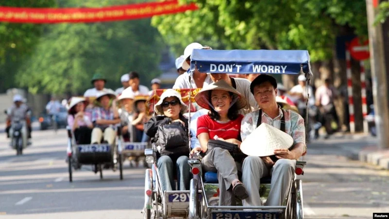 附图：2024年上半年越南接待国际游客量超过880万人次。