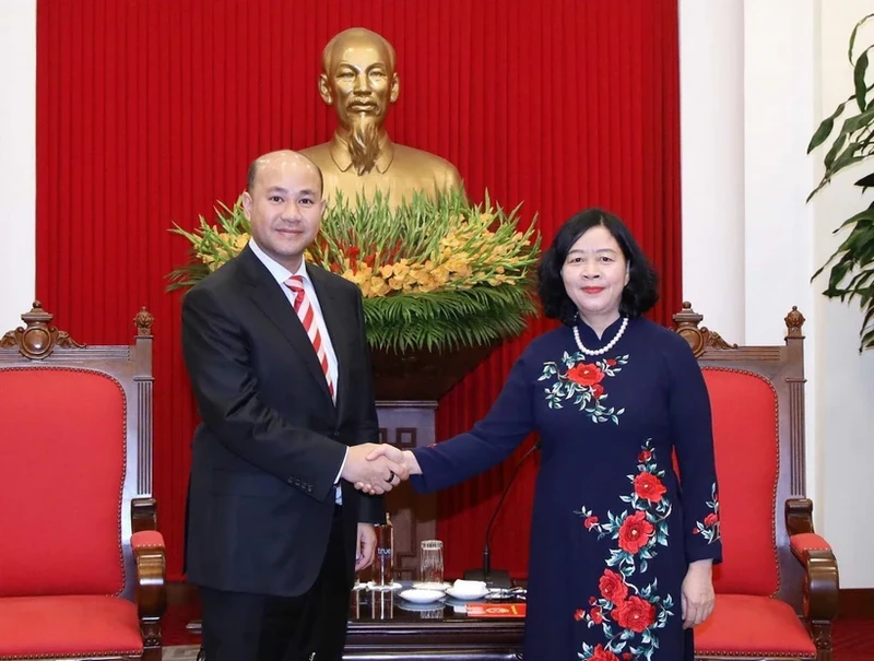 裴氏明淮女士和洪玛尼先生。