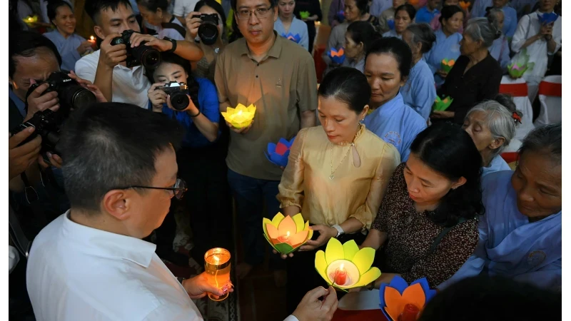 越共中央委员、越南《 人民报》社总编辑、中央宣教部副部长、 越南新闻工作者协会主席黎国明出席仪式。