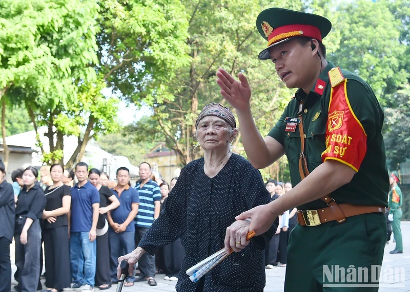 人民群众吊唁阮富仲总书记逝世。