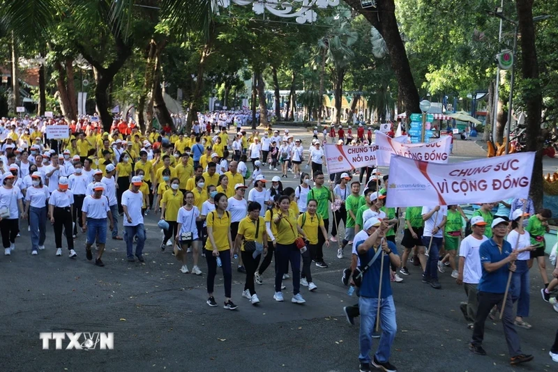 超过5000人步行响应2023年“致力于橙剂/二恶英受害者行动月”的活动。（图片来源：越通社）