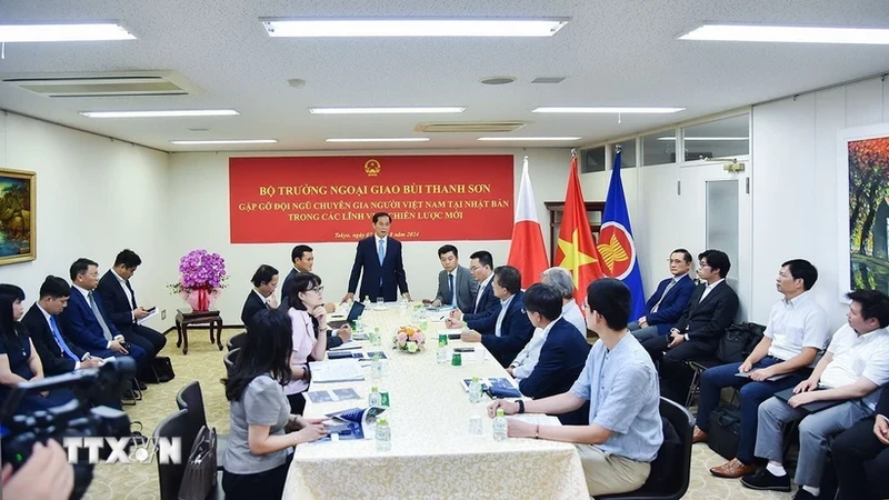 越南外交部长裴青山会见旅日越南知识分子。（图片来源：越通社）