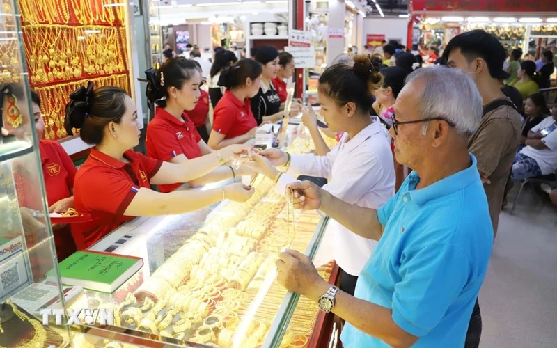 老挝首都万象的一家珠宝店场景。（图片来源：越通社）