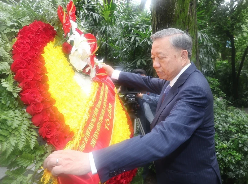 越共中央总书记、国家主席苏林前往广东省广州市黄花岗公园敬献鲜花和上香缅怀范鸿泰烈士。（图片来源：越通社）