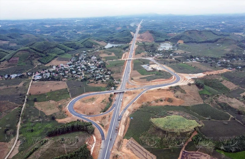 与内排-老街高速公路相连接的宣光-富寿高速公路正式竣工。（图自 越通社《越南画报》）