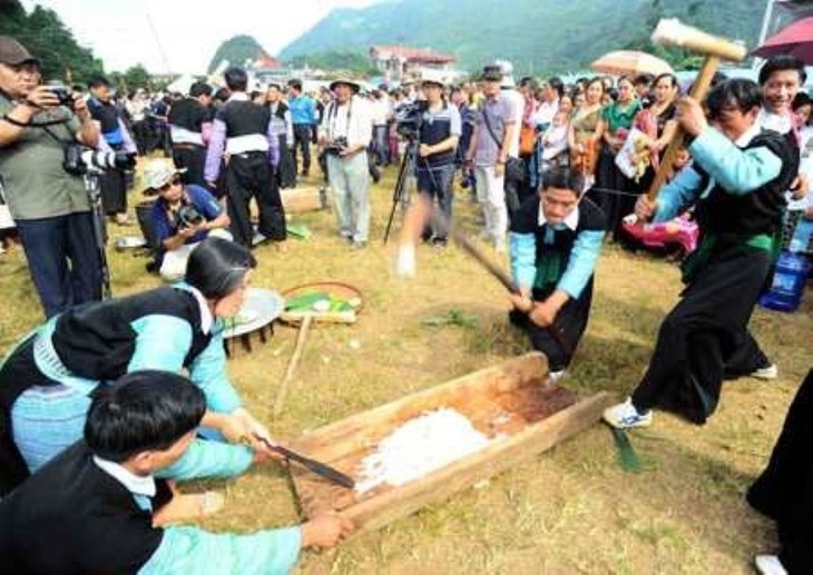 越南山罗省赫蒙族同胞欢庆独立日。（图片来源：《越南之声》）