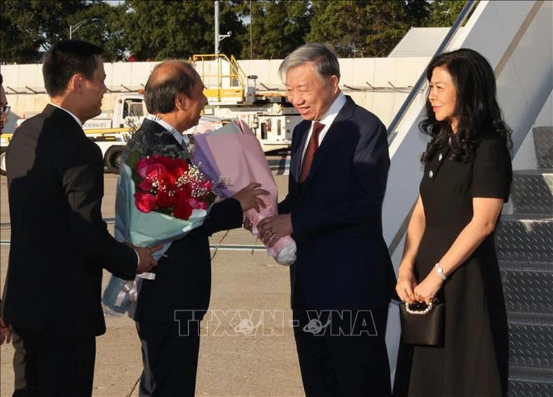 苏林总书记、国家主席和夫人抵达纽约，开始赴美出席未来峰会、第79届联合国大会一般性辩论和开展各项活动之行。（图片来源：越通社）