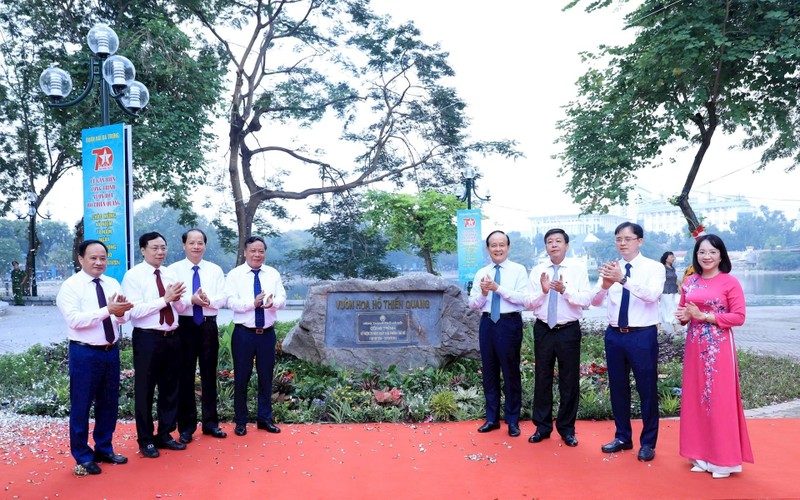 10月18日，河内市二征夫人郡人民委员会举行庆祝首都解放70周年的禅光湖花园揭牌仪式。