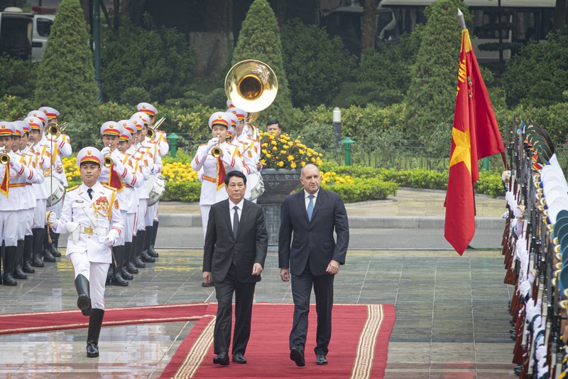 国家主席梁强和保加利亚总统鲁门·拉德夫检阅越南人民军仪仗队。