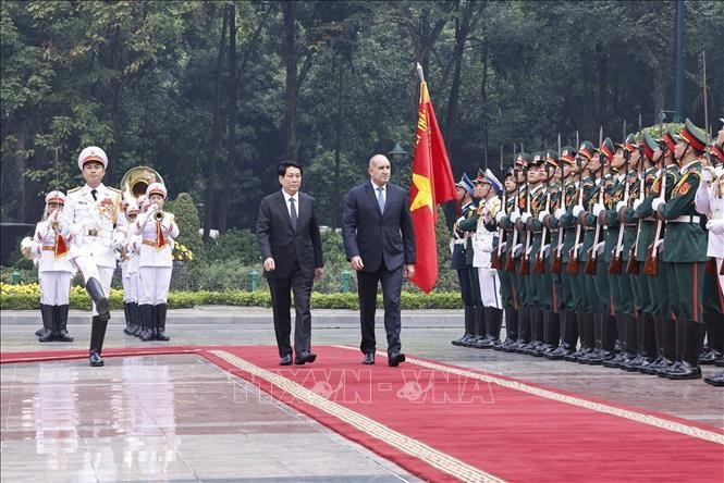 越南国家主席梁强举行隆重仪式，欢迎保加利亚总统鲁门·拉德夫访越。（图片来源：越通社）