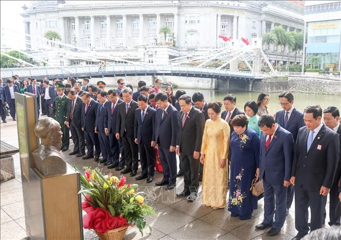 国会主席陈青敏一行在新加坡胡志明主席纪念碑前默哀一分钟缅怀。