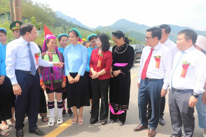 广宁省委书记阮春记与芒街市海山乡人民交流。