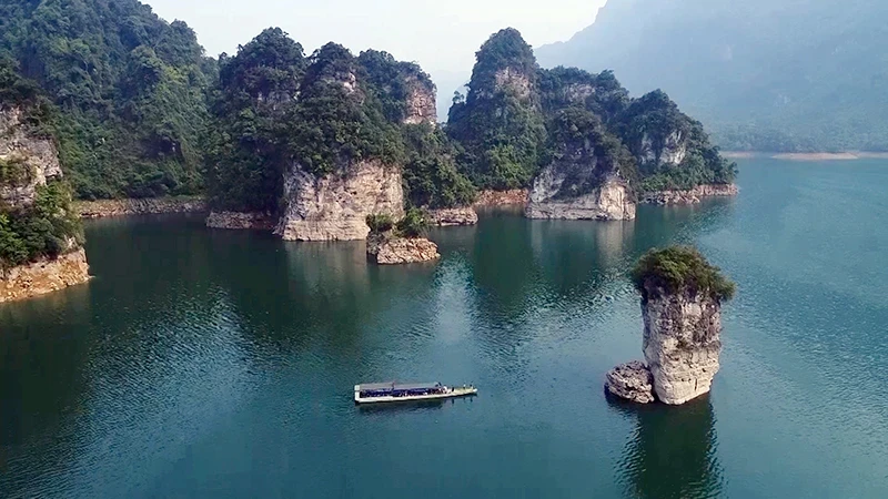 林平县上林乡牛桩（Cọc Vài）景点与才熬（Tài Ngào）小伙子事迹相关。