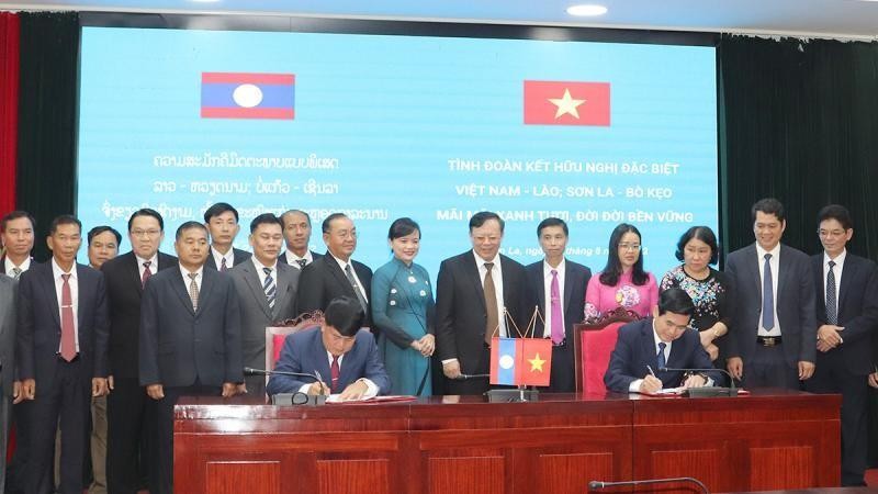 越南山罗省和老挝博胶省领导签署2022-2024年合作协议。