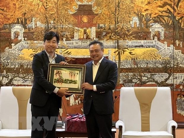 河内市 人民委员会主席陈士青向韩国企业代表赠送纪念品。（图片来源：越通社）