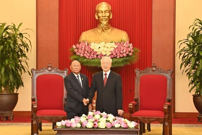 越共中央总书记阮富仲会见柬埔寨国会主席韩桑林。