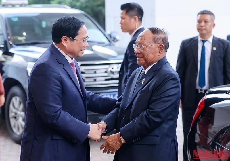 越南政府总理范明正迎接柬埔寨国会主席韩桑林。