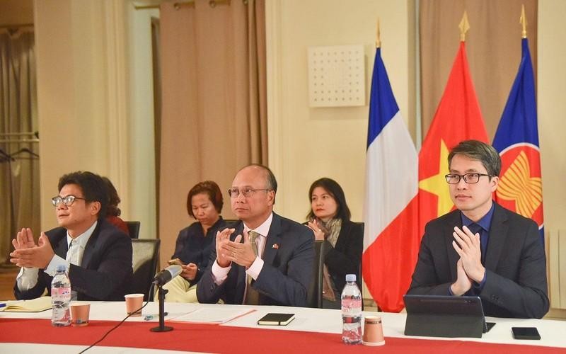 越南驻法国大使丁全胜（中）出席日前召开的越南驻外大使和代表机构首席代表在线会议。