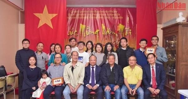 丁全胜大使和旅居马赛越南人侨胞。