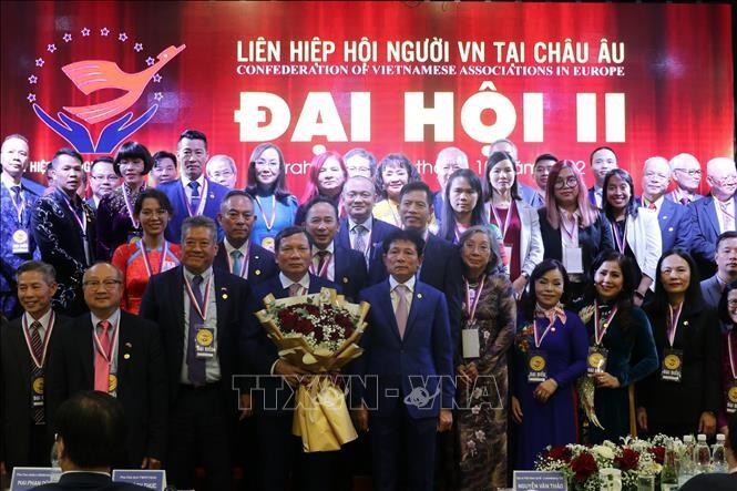 旅居欧洲越南人协会联合会第二届执委会亮相。（图片来源：越通社）