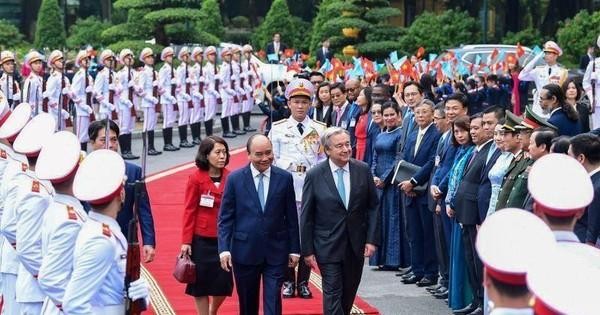 阮春福主席欢迎联合国秘书长安东尼奥·古特雷斯访问越南。