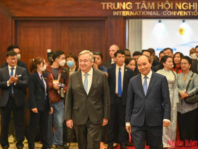 越南国家主席阮春福和联合国秘书长安东尼奥·古特雷斯出席纪念典礼。