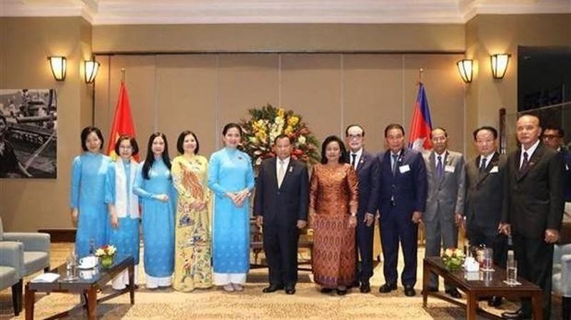 柬埔寨参议院主席赛冲、越南妇女联合会主席和各位代表。（图片来源：越通社）