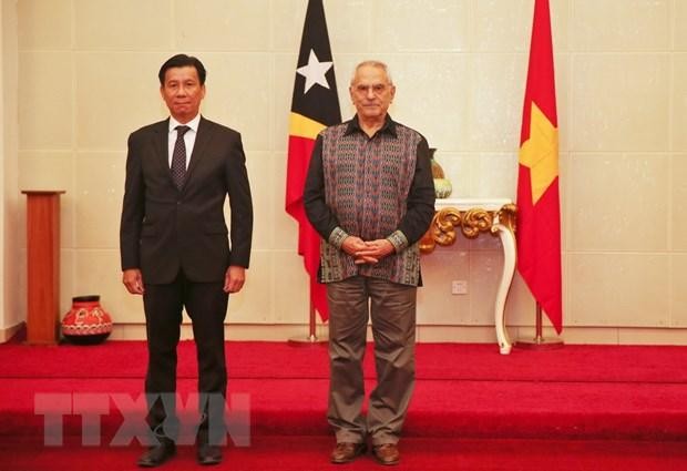 东帝汶大使谢文聪和东帝汶总统拉莫斯霍尔塔。（图片来源：越通社）