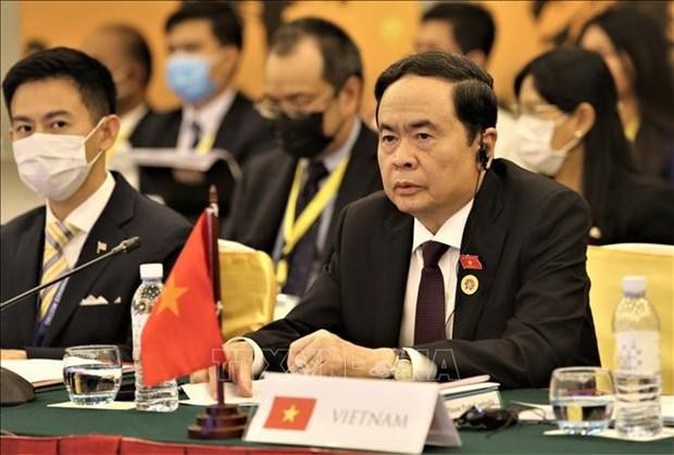 越南国会常务副主席陈青敏出席会议。（图片来源：越通社）