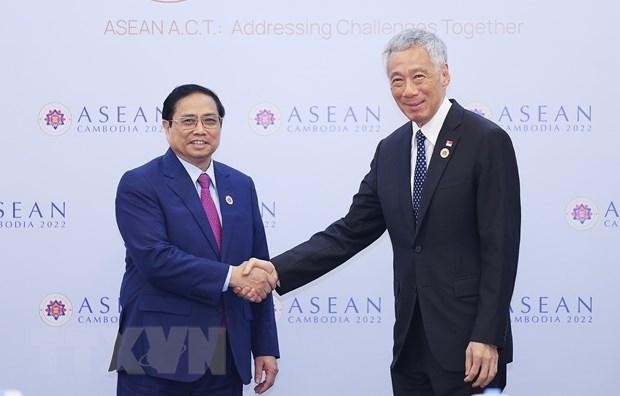 越南政府总理范明正与新加坡总理李显龙握手。（图片来源：越通社）