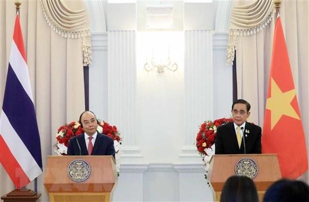 越南国家主席阮春福和泰国总理巴育·占奥差共同召开记者会。（图片来源：越通社）