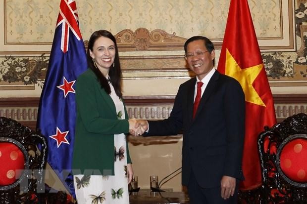 新西兰总理杰辛达·阿德恩和胡志明市人民委员会主席潘文买。（图片来源：越通社）