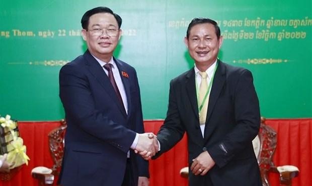 国会主席王廷惠和柬埔寨磅同省副省长Nhek Ban Kheng。（图片来源：越通社）