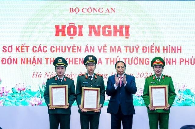 越南政府总理范明正向取得优秀成绩的公安干部给予表彰。（图片来源：越南共产党报）