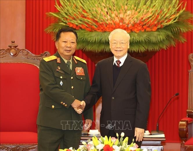 越共中央总书记阮富仲会见老挝政府副总理兼国防部长占沙蒙·占雅拉大将。（图片来源：越通社）
