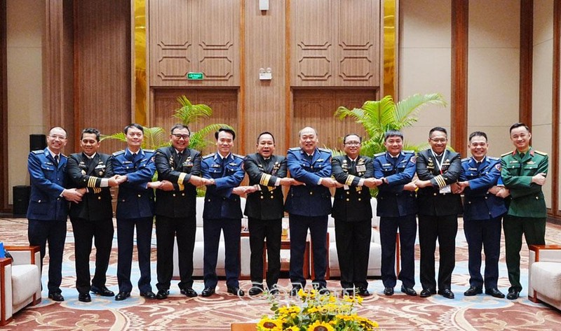 越南和印度尼西亚海警代表合影。（图片来源：人民军队报）